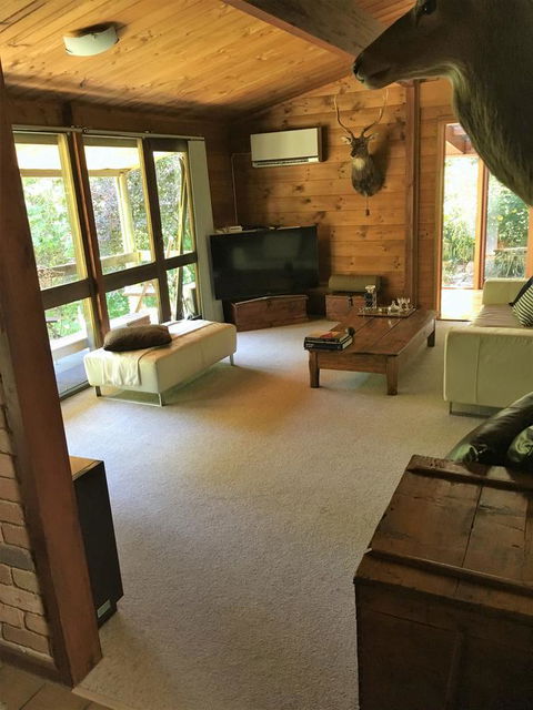 Hilltop - Nelsons Bay Accommodation 3
