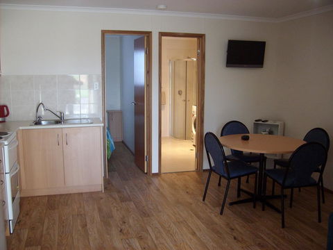 Jacko's Holiday Cabins - Accommodation Nelson Bay 3