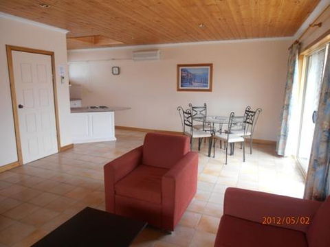 Esplanade Apartments At West Beach - Accommodation Nelson Bay 2
