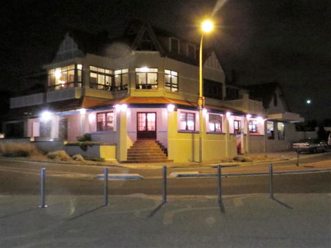 McCloud House - Accommodation Nelson Bay 8