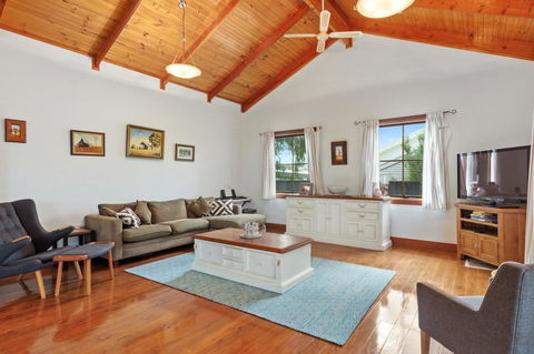 The Log Cabin - 47 Jetty Road - Accommodation Nelson Bay 4