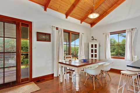 The Log Cabin - 47 Jetty Road - Accommodation Nelson Bay 5