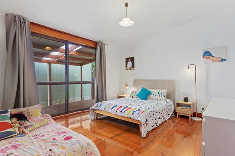 The Log Cabin - 47 Jetty Road - Accommodation Nelson Bay 11