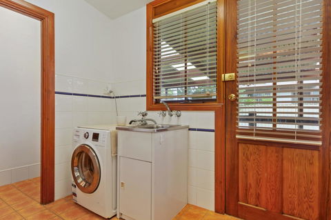 The Log Cabin - 47 Jetty Road - Accommodation Nelson Bay 7