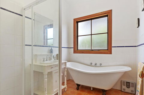 The Log Cabin - 47 Jetty Road - Accommodation Nelson Bay 3