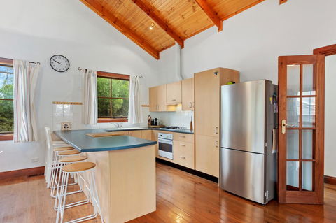 The Log Cabin - 47 Jetty Road - Accommodation Nelson Bay 10