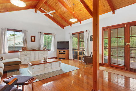 The Log Cabin - 47 Jetty Road - Accommodation Nelson Bay 1