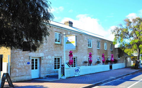 Caledonian Inn - Nelsons Bay Accommodation 1