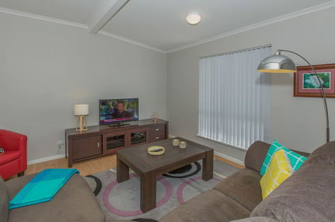 Desert Pea - Accommodation Nelson Bay 3