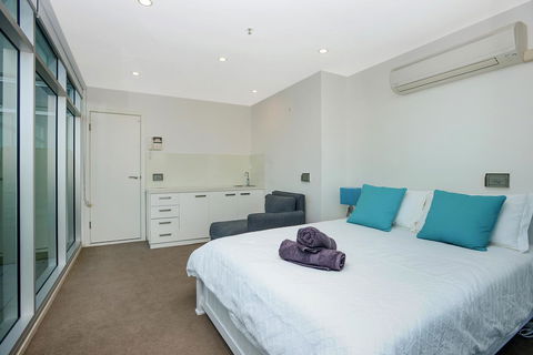 Glenelg Skyline Penthouse - Nelsons Bay Accommodation 12