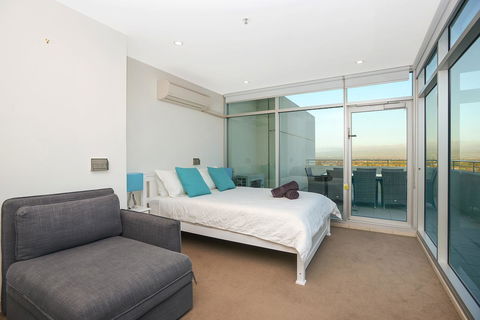 Glenelg Skyline Penthouse - Nelsons Bay Accommodation 36