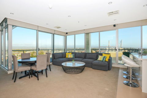 Glenelg Skyline Penthouse - Nelsons Bay Accommodation 8
