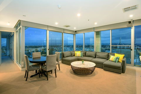 Glenelg Skyline Penthouse - Nelsons Bay Accommodation 4