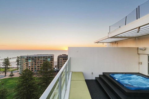 Glenelg Skyline Penthouse - Nelsons Bay Accommodation 27