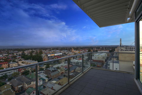 Glenelg Skyline Penthouse - Nelsons Bay Accommodation 28