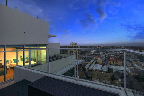 Glenelg Skyline Penthouse - Nelsons Bay Accommodation 10