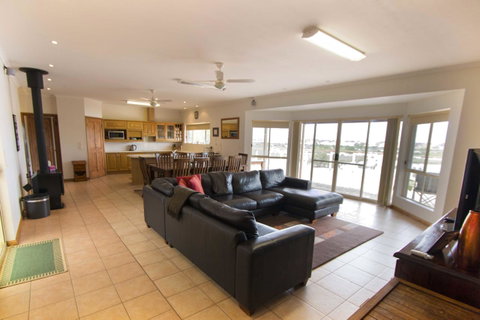 Limestone Ridge - Nelsons Bay Accommodation 4