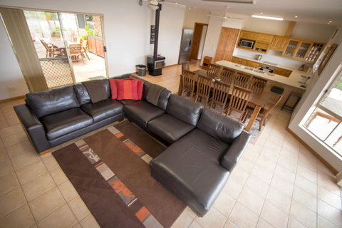 Limestone Ridge - Nelsons Bay Accommodation 3