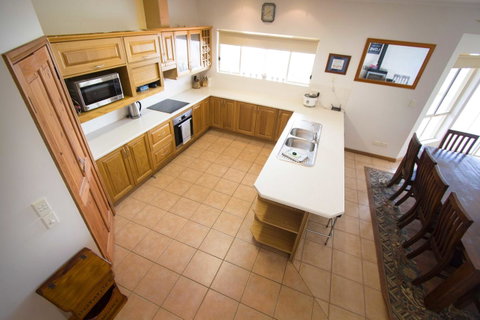 Limestone Ridge - Nelsons Bay Accommodation 2