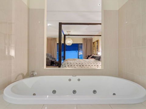 City-Barossa Gateway - Nelsons Bay Accommodation 1