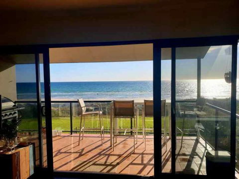 Luxurious 3 Bedroom Beachfront - Panoramic Views - Accommodation Nelson Bay 3