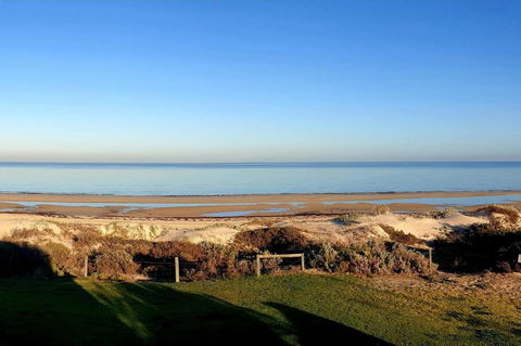 Luxurious 3 Bedroom Beachfront - Panoramic Views - Accommodation Nelson Bay 13