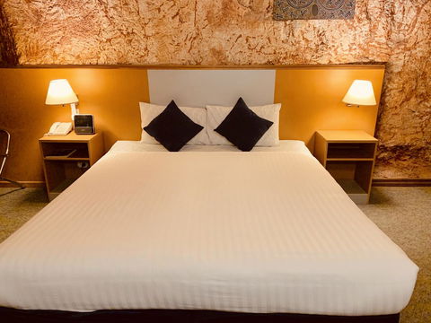 Desert Cave Hotel - Accommodation Nelson Bay 1