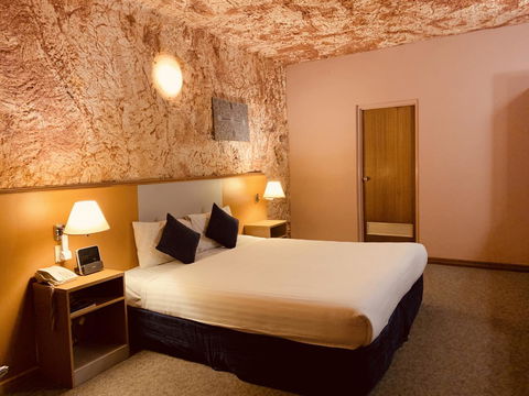 Desert Cave Hotel - Accommodation Nelson Bay 4