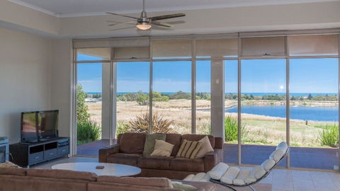 Golfers Paradise (18th Tee) - 52 Huntingdale Drive - Accommodation Nelson Bay 15