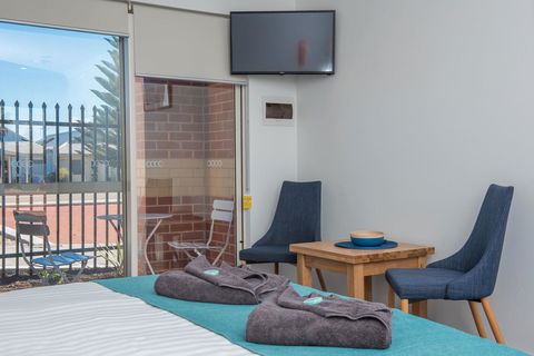 Jurien Bay Motel Apartments - Nelsons Bay Accommodation 8