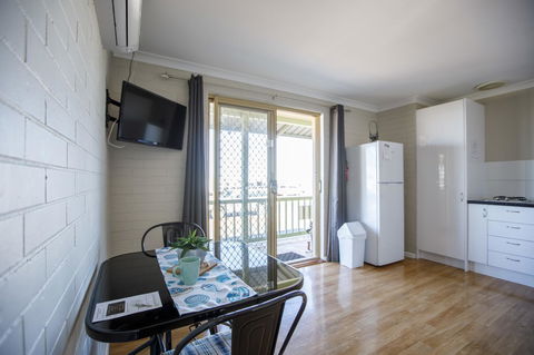 Shark Bay Seafront Apartments - Accommodation Nelson Bay 23