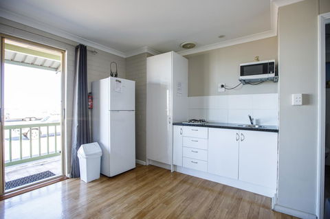 Shark Bay Seafront Apartments - Accommodation Nelson Bay 5