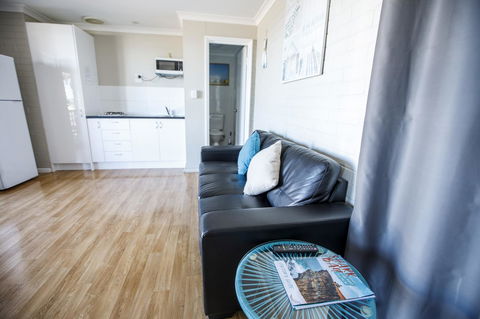 Shark Bay Seafront Apartments - Accommodation Nelson Bay 30