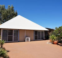 Osprey Holiday Village Unit 110 - Wake up to the birds in your 4 poster bed with a view - Accommodation Nelson Bay