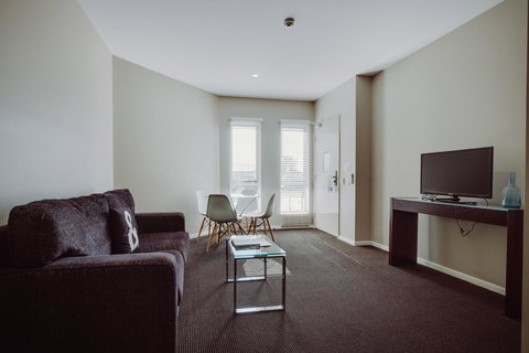 Crossroads Hotel - Nelsons Bay Accommodation 9