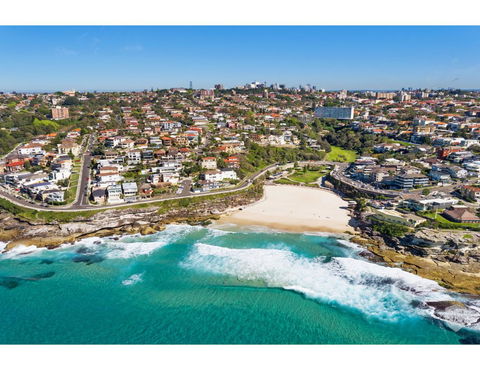 Oceanside Elegance At Superb Home Steps From Sand - Accommodation Nelson Bay 23