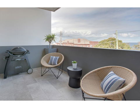 Oceanside Elegance At Superb Home Steps From Sand - Accommodation Nelson Bay 14