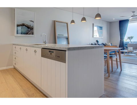 Oceanside Elegance At Superb Home Steps From Sand - Accommodation Nelson Bay 8