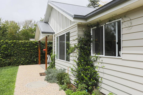 Armidale Cottage - House 2 - Nelsons Bay Accommodation 2