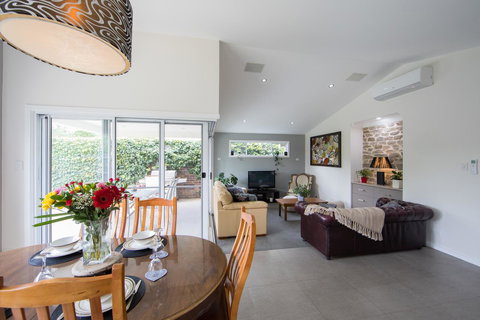 Armidale Cottage - House 2 - Nelsons Bay Accommodation 20