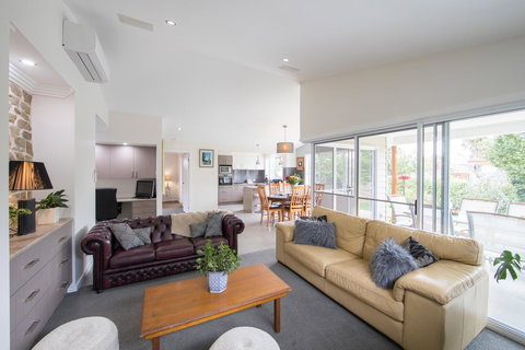 Armidale Cottage - House 2 - Nelsons Bay Accommodation 19
