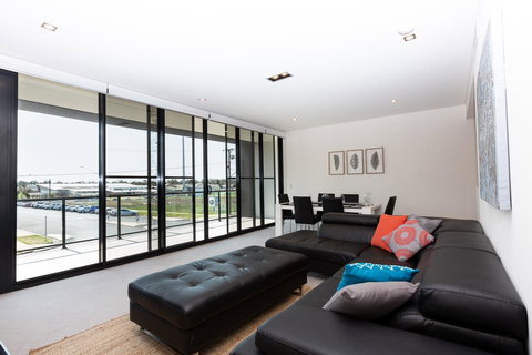 Brand New Executive Apartment - Nelsons Bay Accommodation 2