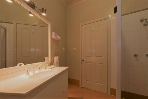 Bowen Inn Motel - Accommodation Nelson Bay 1