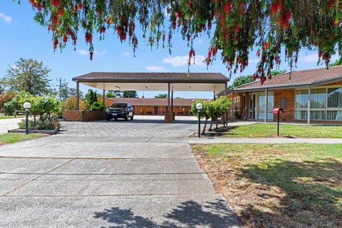 Broadford Sugarloaf Motel - Nelson Bay Accommodation.com 0