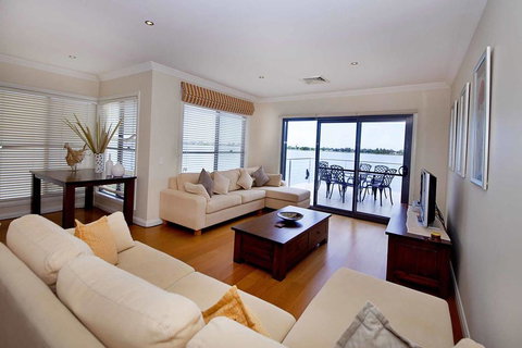 Brookwater- Waterfront On Lake Mulwala - Accommodation Nelson Bay 1