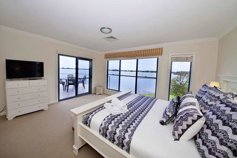 Brookwater- Waterfront On Lake Mulwala - Accommodation Nelson Bay 0