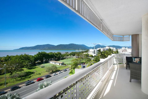 Cairns Luxury Seafront Apartment - Accommodation Nelson Bay 2