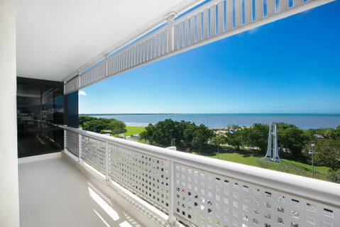 Cairns Luxury Seafront Apartment - Accommodation Nelson Bay 3