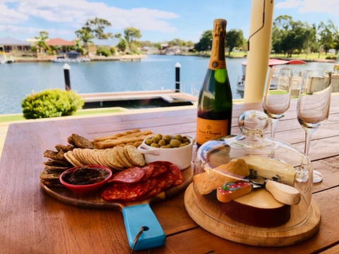 Canal Elegance In Yunderup - Accommodation Nelson Bay 1