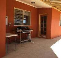Caretakers Cottage Budget Accommodation - Nelsons Bay Accommodation
